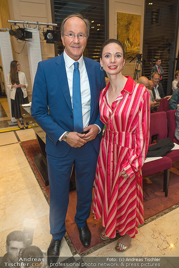 Atil Kutoglu Charity Fashion Show - Palais Hansen-Kempinski, Wien - Di 06.06.2023 - Ernst MINAR, Liudmila KONOVALOVA57