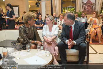 Atil Kutoglu Charity Fashion Show - Palais Hansen-Kempinski, Wien - Di 06.06.2023 - Arabella KIESBAUER, Susanne RAAB, Peter KAISER71