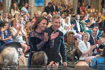 Atil Kutoglu Charity Fashion Show - Palais Hansen-Kempinski, Wien - Di 06.06.2023 - Katharina NEHAMMER, Atil KUTOGLU163