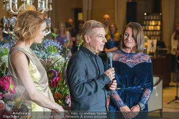 Atil Kutoglu Charity Fashion Show - Palais Hansen-Kempinski, Wien - Di 06.06.2023 - Lisa-Lena TRITSCHER, Katharina NEHAMMER, Atil KUTOGLU169