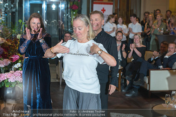 Atil Kutoglu Charity Fashion Show - Palais Hansen-Kempinski, Wien - Di 06.06.2023 - Agnes HUSSLEIN trägt T-Shirt der Größe M185