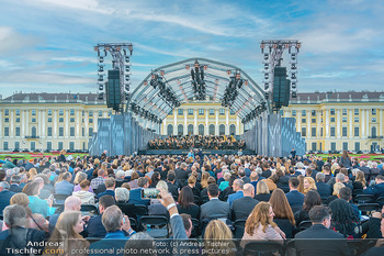 Sommernachtskonzert 2023 - Schönbrunner Schlosspark, Wien - Do 08.06.2023 - Publikum, Bühne, Menschenmassen, Zuschauer, Gäste55