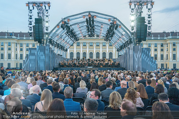 Sommernachtskonzert 2023 - Schönbrunner Schlosspark, Wien - Do 08.06.2023 - Publikum, Bühne, Menschenmassen, Zuschauer, Gäste66