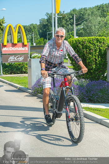 Kinderhilfe Carwash Day - McDonald´s Klosterneuburg - Fr 16.06.2023 - Micheal KONSEL auf seinem Fahrrad27