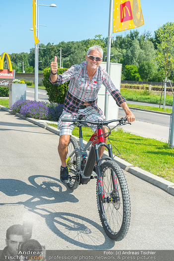 Kinderhilfe Carwash Day - McDonald´s Klosterneuburg - Fr 16.06.2023 - Micheal KONSEL auf seinem Fahrrad28