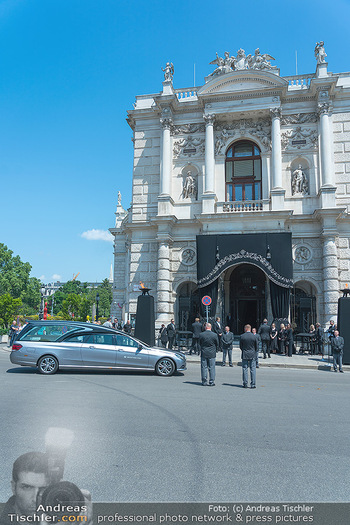 Aufbahrung Peter Simonischek - Burgtheater, Wien - Fr 16.06.2023 - Ankunft Sarg in Leichenwagen28