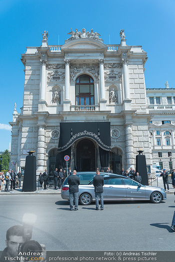 Aufbahrung Peter Simonischek - Burgtheater, Wien - Fr 16.06.2023 - Ankunft Sarg in Leichenwagen29