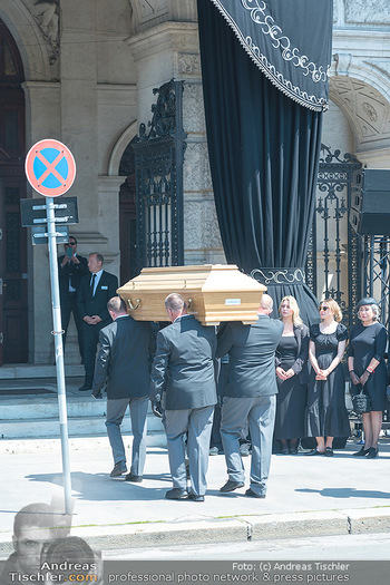 Aufbahrung Peter Simonischek - Burgtheater, Wien - Fr 16.06.2023 - Sarg wird ins Burgtheater getragen, Aufbahrung41