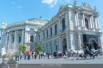 Aufbahrung Peter Simonischek - Burgtheater, Wien - Fr 16.06.2023 - Menschenschlange, Leute steht zum Kondolieren an, Warteschlange,45