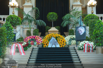 Aufbahrung Peter Simonischek - Burgtheater, Wien - Fr 16.06.2023 - Aufbahrung, Sarg, Blumenschmuck, Feststiege, Peter Simonischek F52