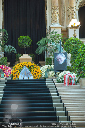 Aufbahrung Peter Simonischek - Burgtheater, Wien - Fr 16.06.2023 - Aufbahrung, Sarg, Blumenschmuck, Feststiege, Peter Simonischek F56