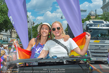 Milka auf der Vienna Pride - Ringstraße, Wien - Sa 17.06.2023 - Viktoria Viki SCHNADERBECK mit Ehefrau Anna27