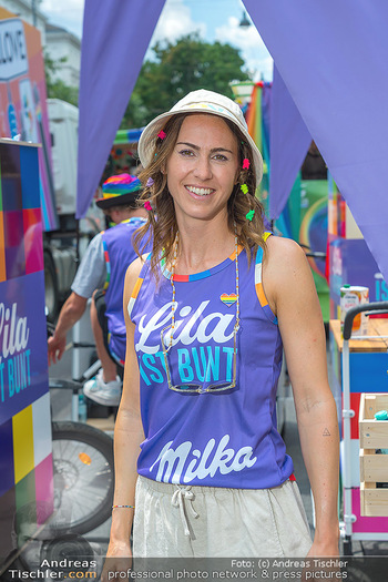 Milka auf der Vienna Pride - Ringstraße, Wien - Sa 17.06.2023 - Viktoria Viki SCHNADERBECK35