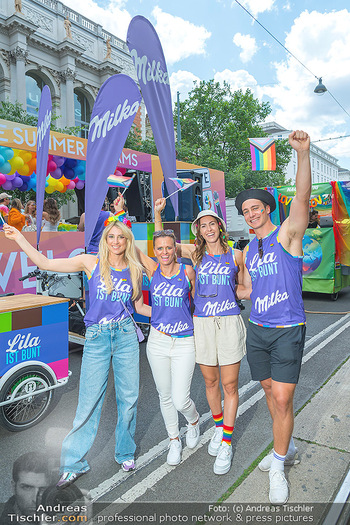 Milka auf der Vienna Pride - Ringstraße, Wien - Sa 17.06.2023 - Viktoria Viki SCHNADERBECK, Alessandro HÄMMERLE, Anna GASSER, N58