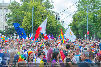 Milka auf der Vienna Pride - Ringstraße, Wien - Sa 17.06.2023 - Menschenmassen, Demo, Versammlung, Demonstration für LGBTQ Bewe85