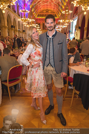 Ball der Oberösterreicher - Rathaus, Wien - Sa 17.06.2023 - Nina KRAFT mit Freund Patrik BÖHM16