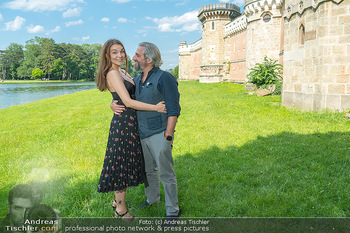 Festspiel Premiere All we need is love - Schloss Laxenburg, Niederösterreich - So 18.06.2023 - Barbara KAUDELKA mit Freund Markus TAVAKOLI26