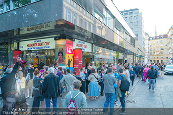 Kinopremiere ´Mermaids dont cry´ - Gartenbaukino Wien - Mi 28.06.2023 - Publikum, Gäste auf der Straße vor dem Gartenbaukino3