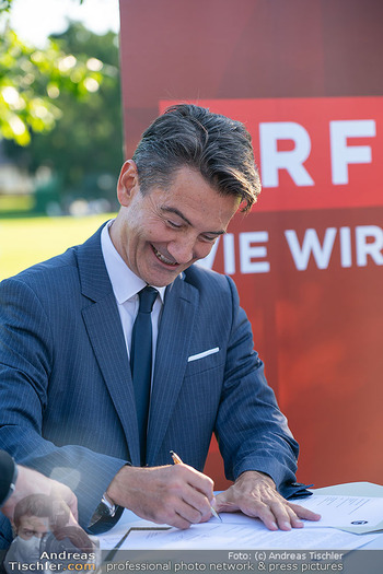 Festival Eröffnung - Grafenegg - Fr 11.08.2023 - Roland WEIßMANN (WEISSMANN) (Portrait vor ORF-Logo), Unterschri21