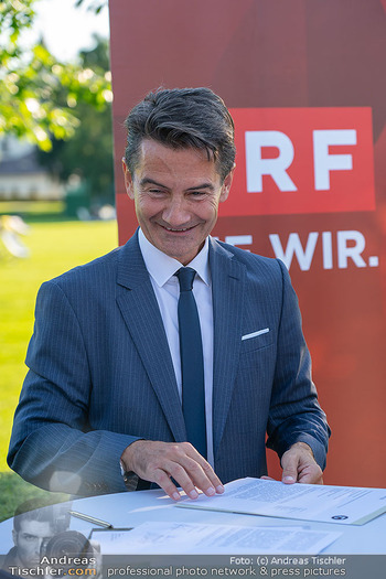 Festival Eröffnung - Grafenegg - Fr 11.08.2023 - Roland WEIßMANN (WEISSMANN) (Portrait vor ORF-Logo), Unterschri23