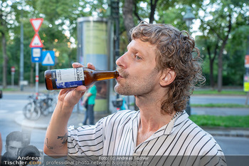 Kinopremiere ´Vienna Calling´ - Gartenbaukino Wien - Di 22.08.2023 - Vodoo JÜRGENS (Bier trinkend aus Flasche)42