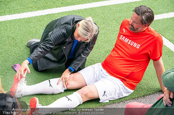 Samsung Charity Soccer Cup - Sportplatz Alpbach, Tirol - Mi 30.08.2023 - Andrea KDOLSKY verarztet Lukas MANDL222