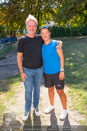 Band Fussball Cup Training - SV Donau Platz, Wien - Mi 06.09.2023 - Andi OGRIS mit Freundin Maria WOLF16