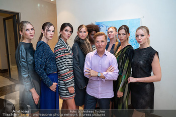 Atil Kutoglu Fashion Show - Palais Hansen-Kempinski, Wien - Mo 11.09.2023 - Atil KUGOGLU mit Models2