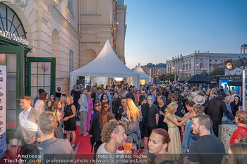 Vienna Fashion Week Eröffnung - Zelt vorm MQ, Wien - Mo 11.09.2023 - Übersichtsfoto, Gäste1