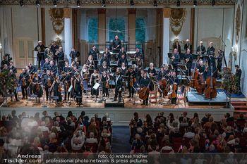 Herbstgold Opening - Schloss Esterhazy, Eisenstadt - Mi 13.09.2023 - voller Hadynsaal mit Publikum, Schlussapplaus, Orchester, Julian138