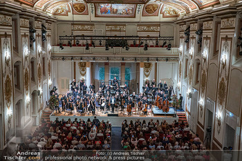 Herbstgold Opening - Schloss Esterhazy, Eisenstadt - Mi 13.09.2023 - voller Hadynsaal mit Publikum, Schlussapplaus, Orchester, Julian140