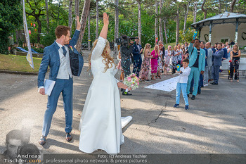 Hochzeit Susanna Hirschler - Kursalon Bad Vöslau - Fr 15.09.2023 - Susanna HIRSCHLER-WINKENS, Felix WILKENS beim Spalier203
