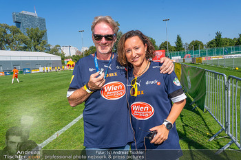 Band Fussball Cup Charity - Sportplatz SV Donau, Wien - So 17.09.2023 - Andi OGRIS mit Freundin Maria WOLF (beide als Schiedsrichter)29