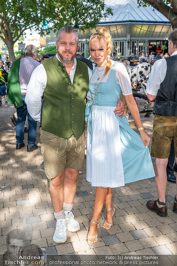 Eröffnung - Kaiserwiesn, Wien - Do 21.09.2023 - Marvin KREN mit Ehefrau Kiri24