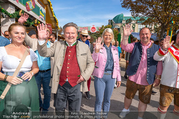 Eröffnung - Kaiserwiesn, Wien - Do 21.09.2023 - Michael LUDWIG, Klaudia (Claudia) TANNER beim Einzug55