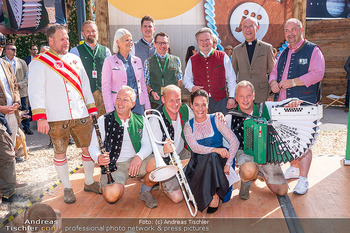Eröffnung - Kaiserwiesn, Wien - Do 21.09.2023 - Gruppenfoto vor Anstich (Promis und Sponsoren)61