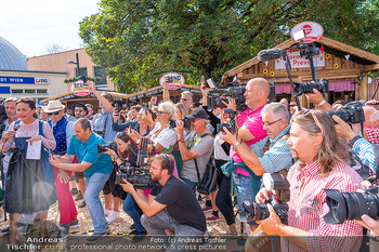 Eröffnung - Kaiserwiesn, Wien - Do 21.09.2023 - großer Presse Andrang, Journalisten, Fotografen Pressemeute, Ka70