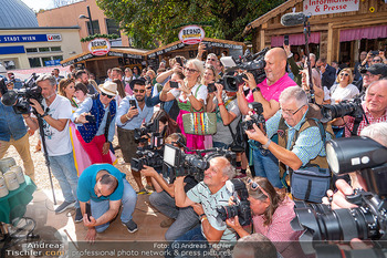 Eröffnung - Kaiserwiesn, Wien - Do 21.09.2023 - großer Presse Andrang, Journalisten, Fotografen Pressemeute, Ka72