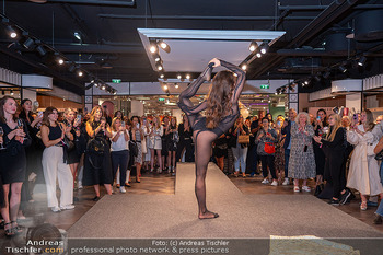 Magic Night - Kaufhaus Steffl, Wien - Do 21.09.2023 - Lili PAUL-RONCALLI bei Zirkusnummer auf der Bühne37