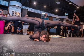 Magic Night - Kaufhaus Steffl, Wien - Do 21.09.2023 - Lili PAUL-RONCALLI bei Zirkusnummer auf der Bühne41