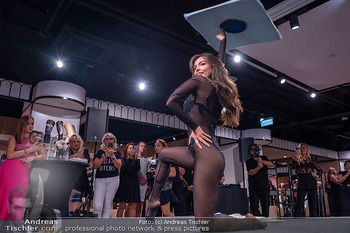 Magic Night - Kaufhaus Steffl, Wien - Do 21.09.2023 - Lili PAUL-RONCALLI bei Zirkusnummer auf der Bühne45