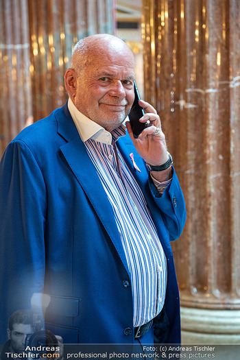 Pink Ribbon - Parlament, Wien - Di 26.09.2023 - Manfred AINEDTER (Portrait mit Handy, telefonierend)21