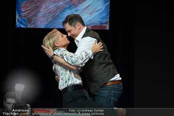 Bühnenfotos ´Kleine Eheverbrechen´ - Stadttheater Berndorf - Mi 27.09.2023 - Manuel WITTING, Kristina SPRENGER (Bühnenkuss, Kussfoto)54