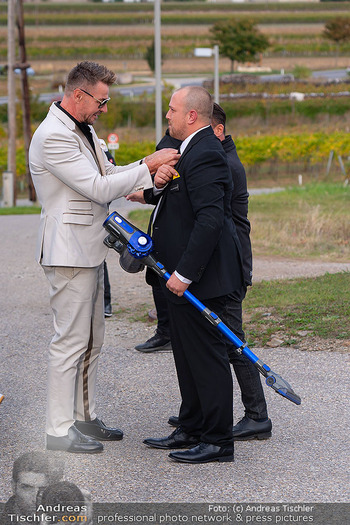 33 Jahre Weingut Hillinger - Weingut Hillinger, Jois - Di 17.10.2023 - Ankunft Leo HILLINGER11