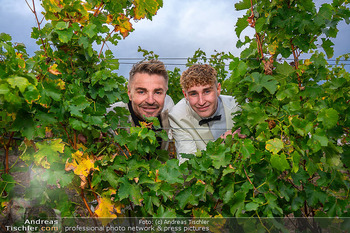 33 Jahre Weingut Hillinger - Weingut Hillinger, Jois - Di 17.10.2023 - Leo HILLINGER Sohn und Vater, junior und senior32