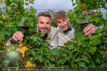 33 Jahre Weingut Hillinger - Weingut Hillinger, Jois - Di 17.10.2023 - Leo HILLINGER Sohn und Vater, junior und senior34