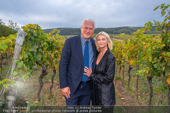 33 Jahre Weingut Hillinger - Weingut Hillinger, Jois - Di 17.10.2023 - Toni Anton POLSTER mit Ehefrau Birgit42