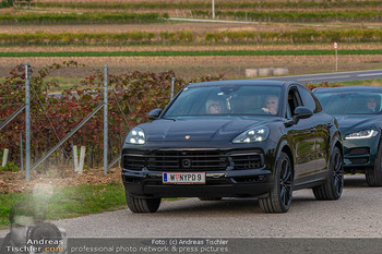 33 Jahre Weingut Hillinger - Weingut Hillinger, Jois - Di 17.10.2023 - Hans KRANKL mit Ehefrau Josephine im Auto (Porsche)64