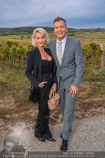 33 Jahre Weingut Hillinger - Weingut Hillinger, Jois - Di 17.10.2023 - Armin ASSINGER mit Ehefrau Sandra68