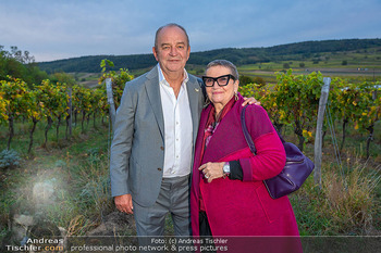 33 Jahre Weingut Hillinger - Weingut Hillinger, Jois - Di 17.10.2023 - Herbert PROHASKA mit Ehefrau Elisabeth121